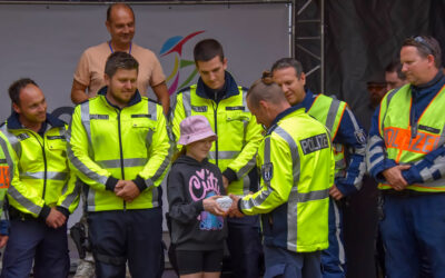 Herzenswunscherfüllung: Neue Kopfhörer für Cathy von der Polizei