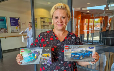 Zwei neue LEGO Autos als Überraschung für den kleinen Nils