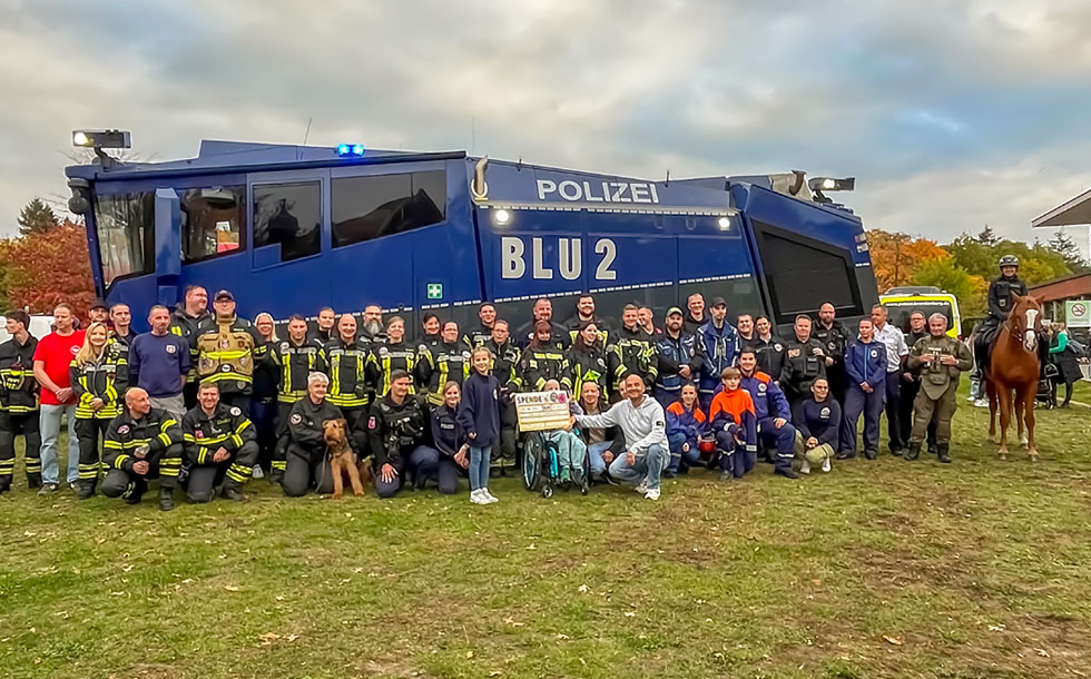 Stella ermöglicht eine Blaulichtparade vor dem Helios Klinikum